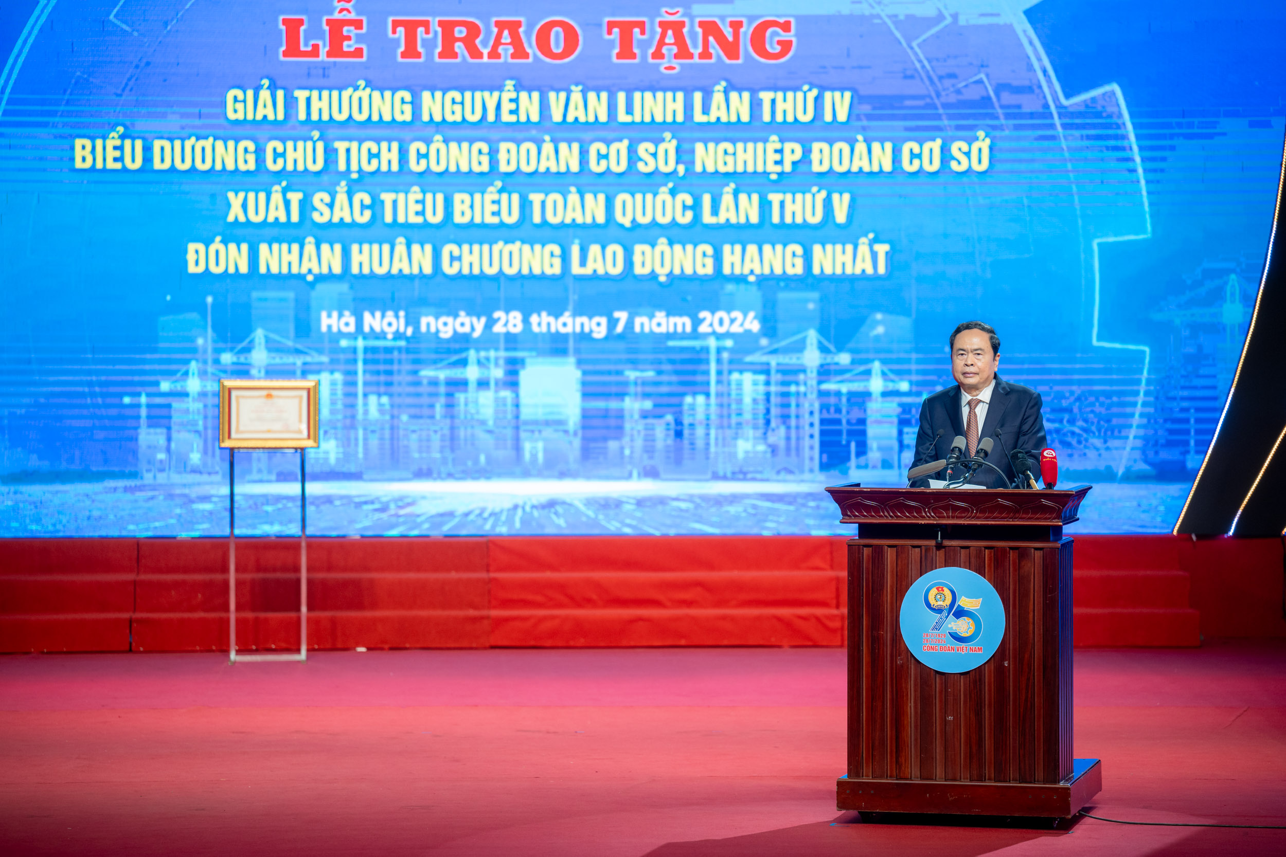 CHỦ TỊCH QUỐC HỘI TRẦN THANH MẪN DỰ LỄ TRAO TẶNG GIẢI THƯỞNG NGUYỄN VĂN LINH LẦN THỨ IV