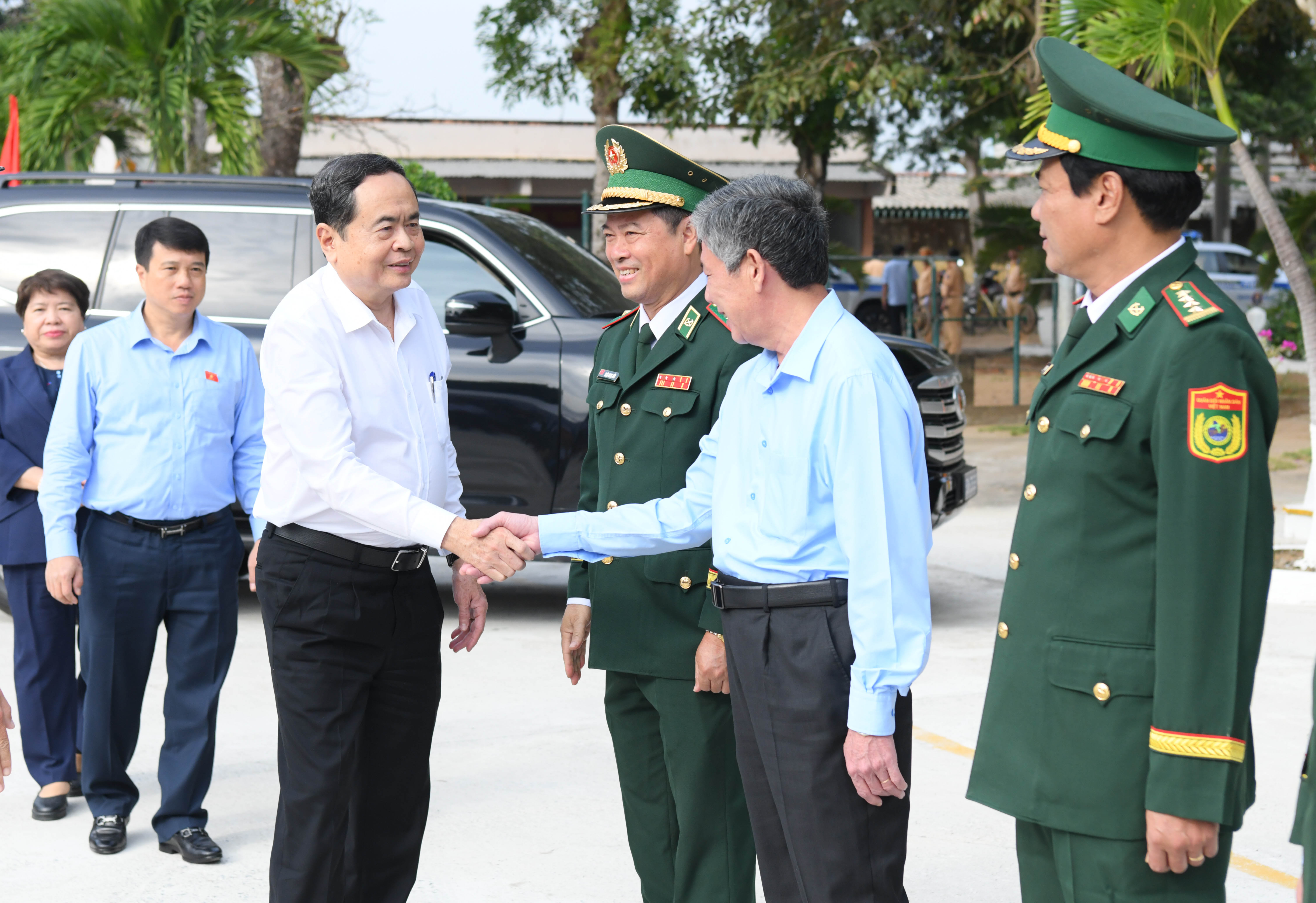 Chủ tịch Quốc hội Trần Thanh Mẫn thăm, tặng quà Tết đồng bào, chiến sĩ tại huyện Cầu Ngang, tỉnh Trà Vinh