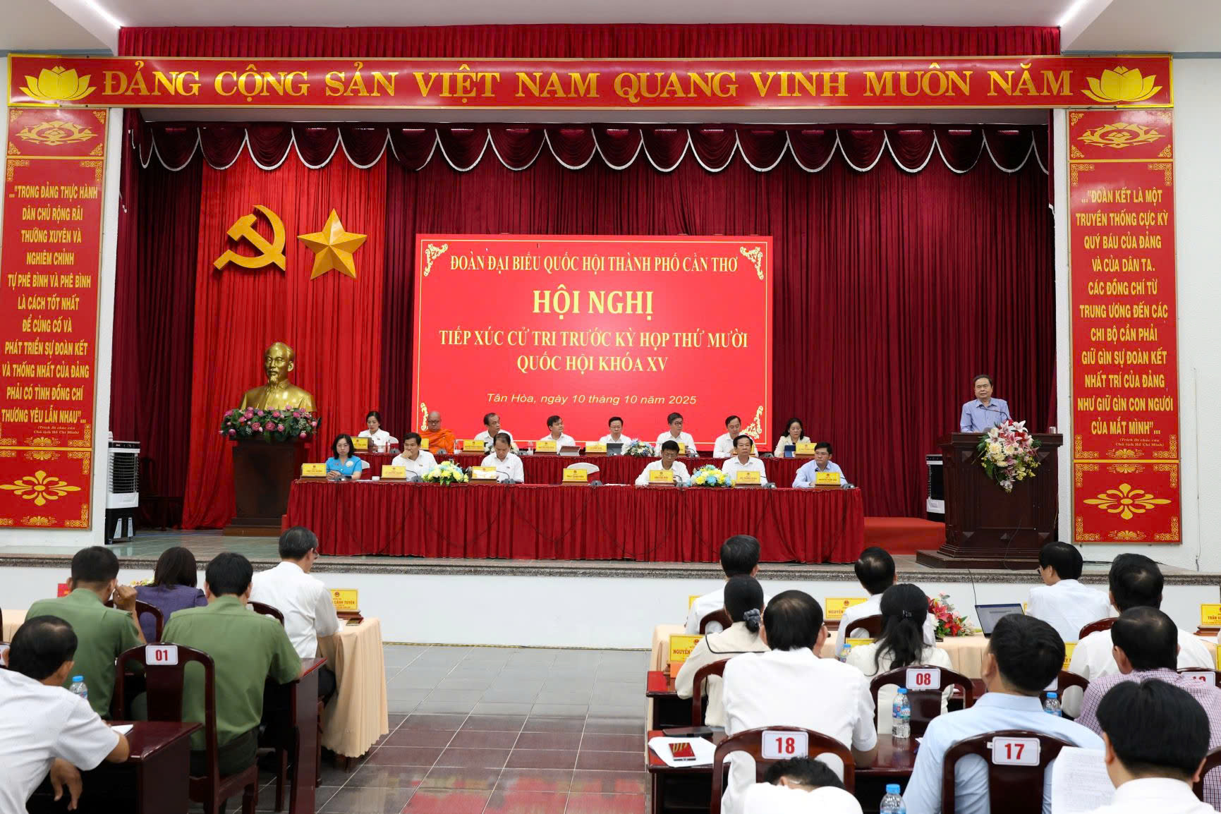 Chủ tịch Quốc hội Trần Thanh Mẫn tiếp xúc cử tri Cần Thơ trước Kỳ họp thứ 10