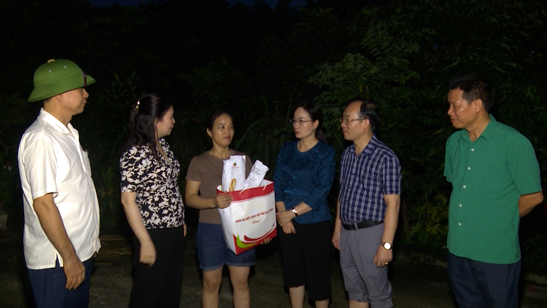 Đoàn Đại biểu Quốc hội tỉnh Bắc Ninh hỗ trợ khẩn cấp người dân xã Đồng Kỳ bị ảnh hưởng bởi mưa lũ