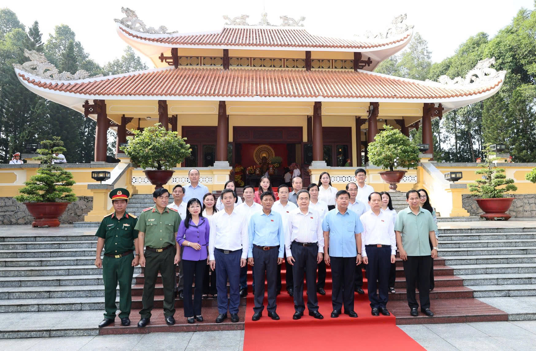 Chủ tịch Quốc hội Trần Thanh Mẫn dâng hương tưởng nhớ Chủ tịch Tôn Đức Thắng