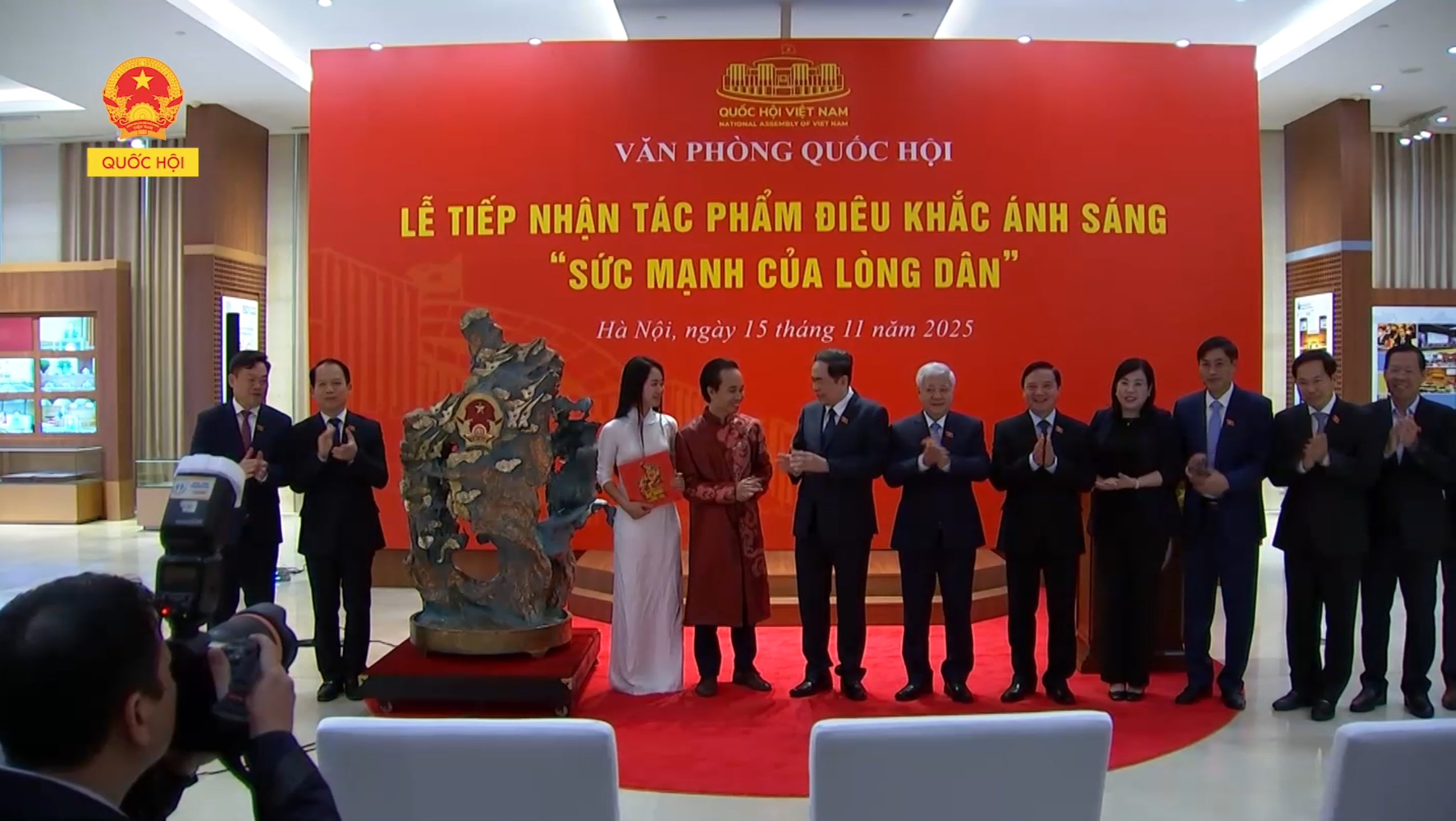 Chủ tịch Quốc hội Trần Thanh Mẫn dự Lễ tiếp nhận tác phẩm điêu khắc ánh sáng "Sức mạnh của lòng dân"