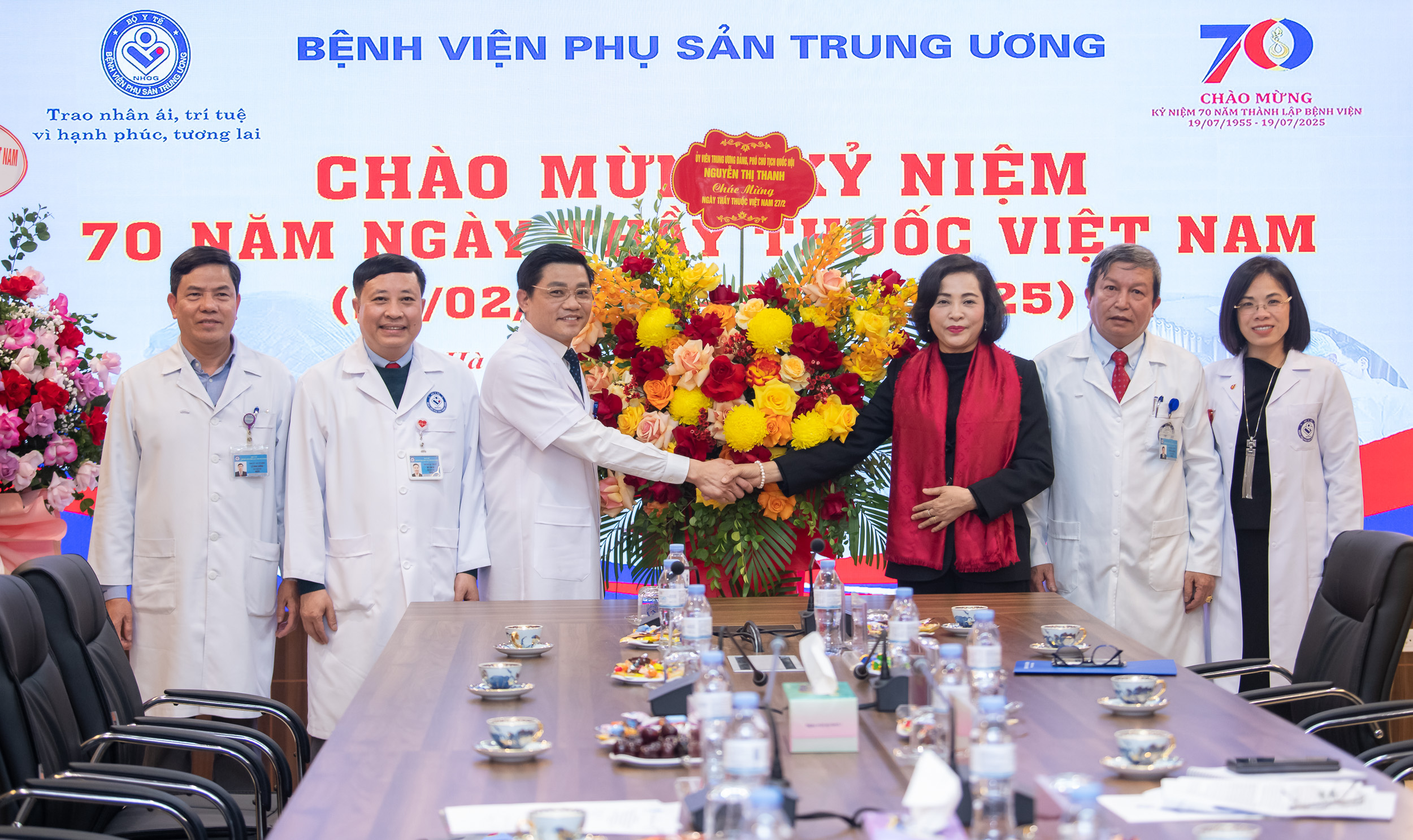 Phó Chủ tịch Quốc hội Nguyễn Thị Thanh thăm, chúc mừng các y, bác sĩ, nhân viên y tế