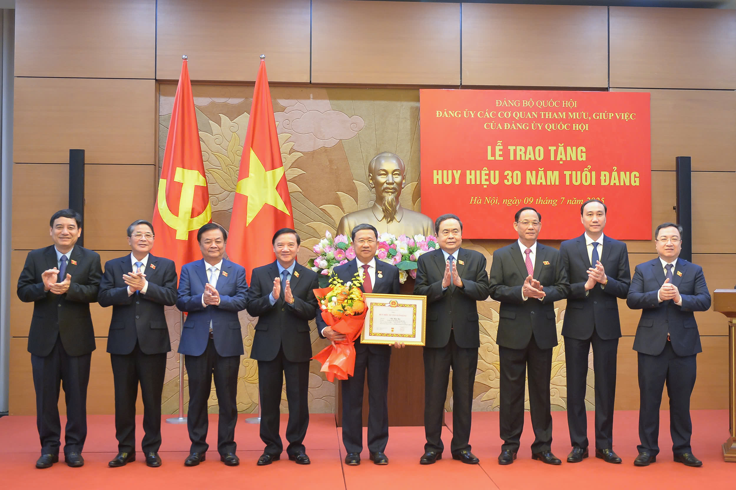 Chủ tịch Quốc hội Trần Thanh Mẫn dự Lễ trao Huy hiệu 30 năm tuổi Đảng