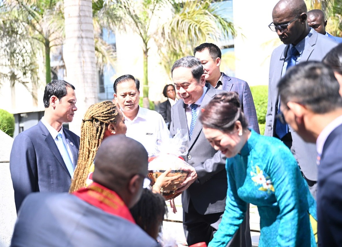 Chủ tịch Quốc hội Trần Thanh Mẫn gặp gỡ cộng đồng người Việt Nam tại Senegal