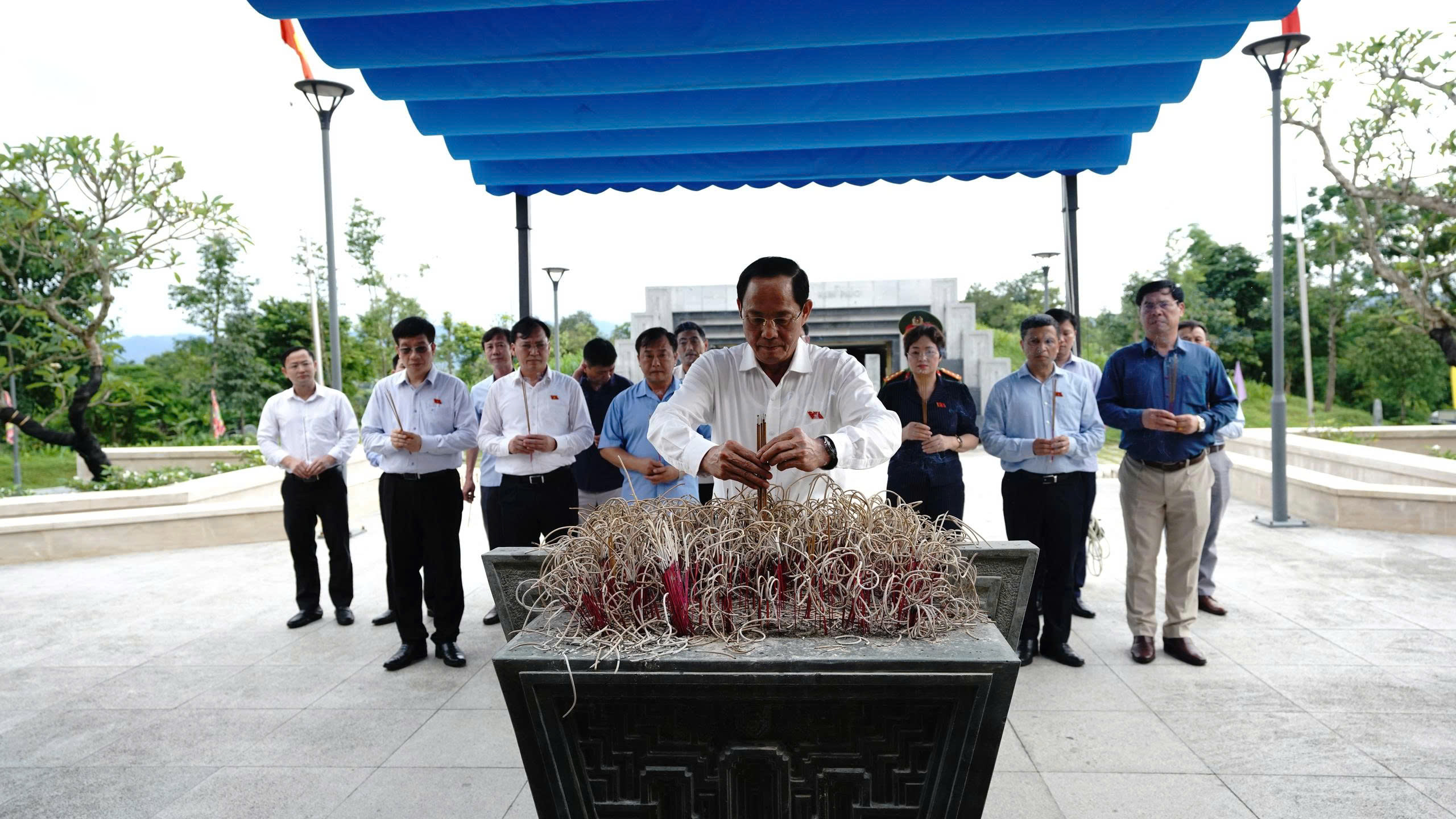 Phó Chủ tịch Quốc hội, Thượng tướng Trần Quang Phương dâng hương, tri ân các anh hùng liệt sĩ tại Điện Biên Phủ