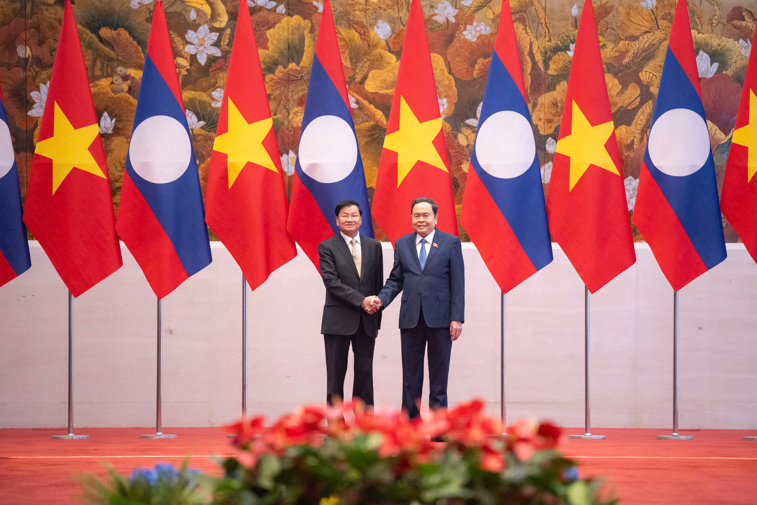 Chủ tịch Quốc hội Trần Thanh Mẫn hội kiến Tổng Bí thư, Chủ tịch nước Lào Thongloun Sisoulith