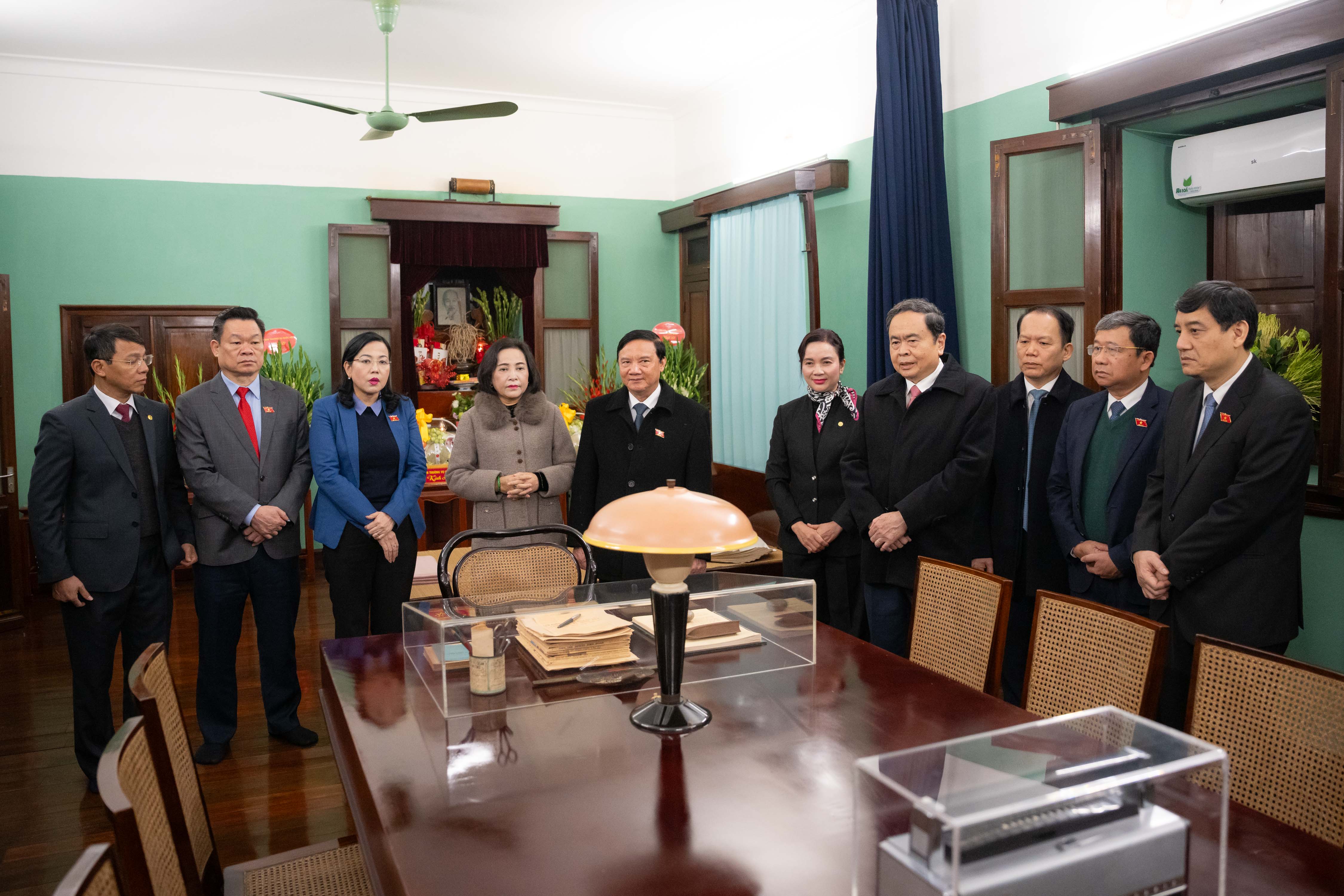 Chủ tịch Quốc hội Trần Thanh Mẫn dâng hương tưởng nhớ Chủ tịch Hồ Chí Minh tại Nhà 67