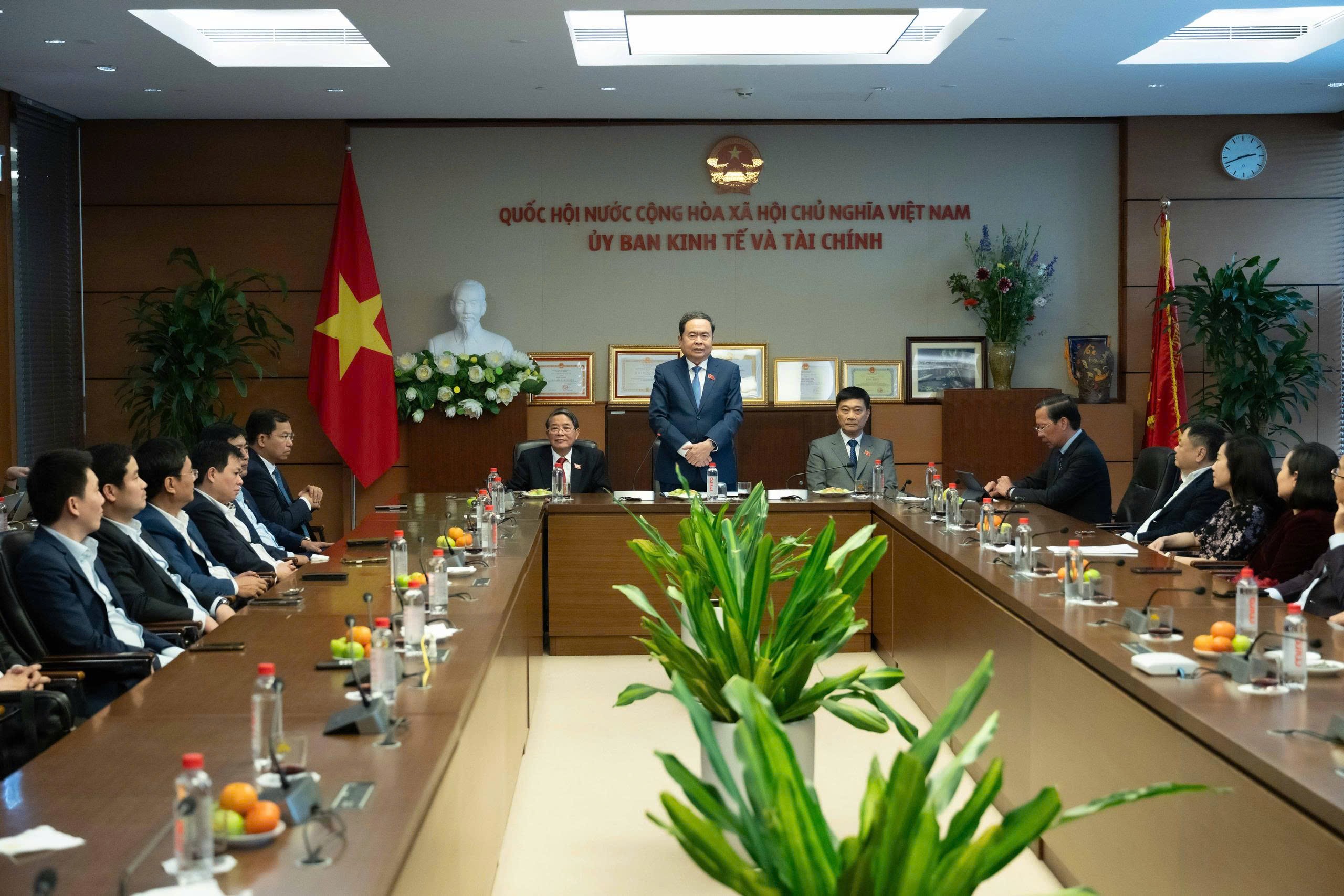 Chủ tịch Quốc hội thăm, làm việc với Ủy ban Kinh tế và Tài chính