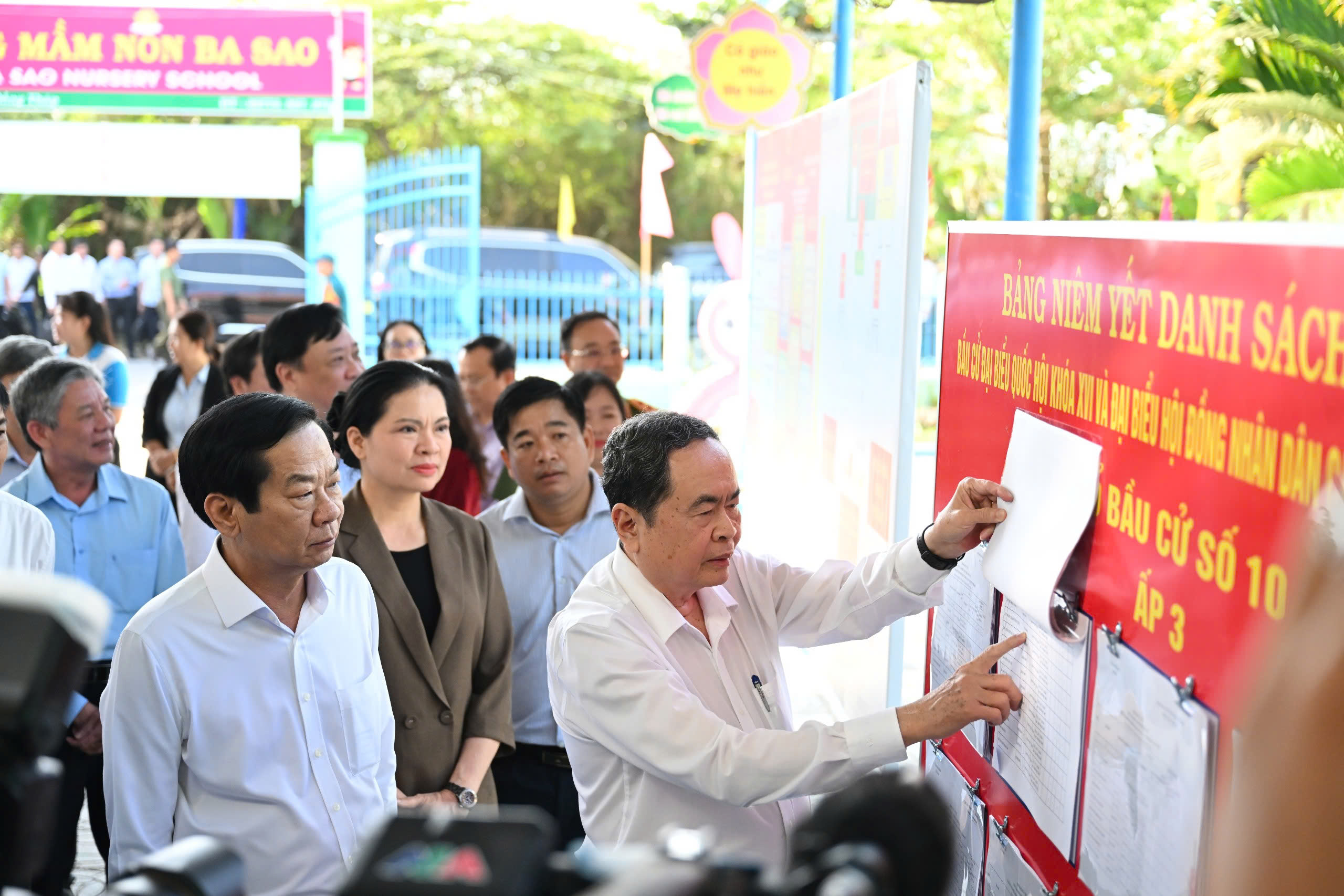 Chủ tịch Quốc hội Trần Thanh Mẫn kiểm tra công tác bầu cử tại tỉnh Đồng Tháp và Vĩnh Long