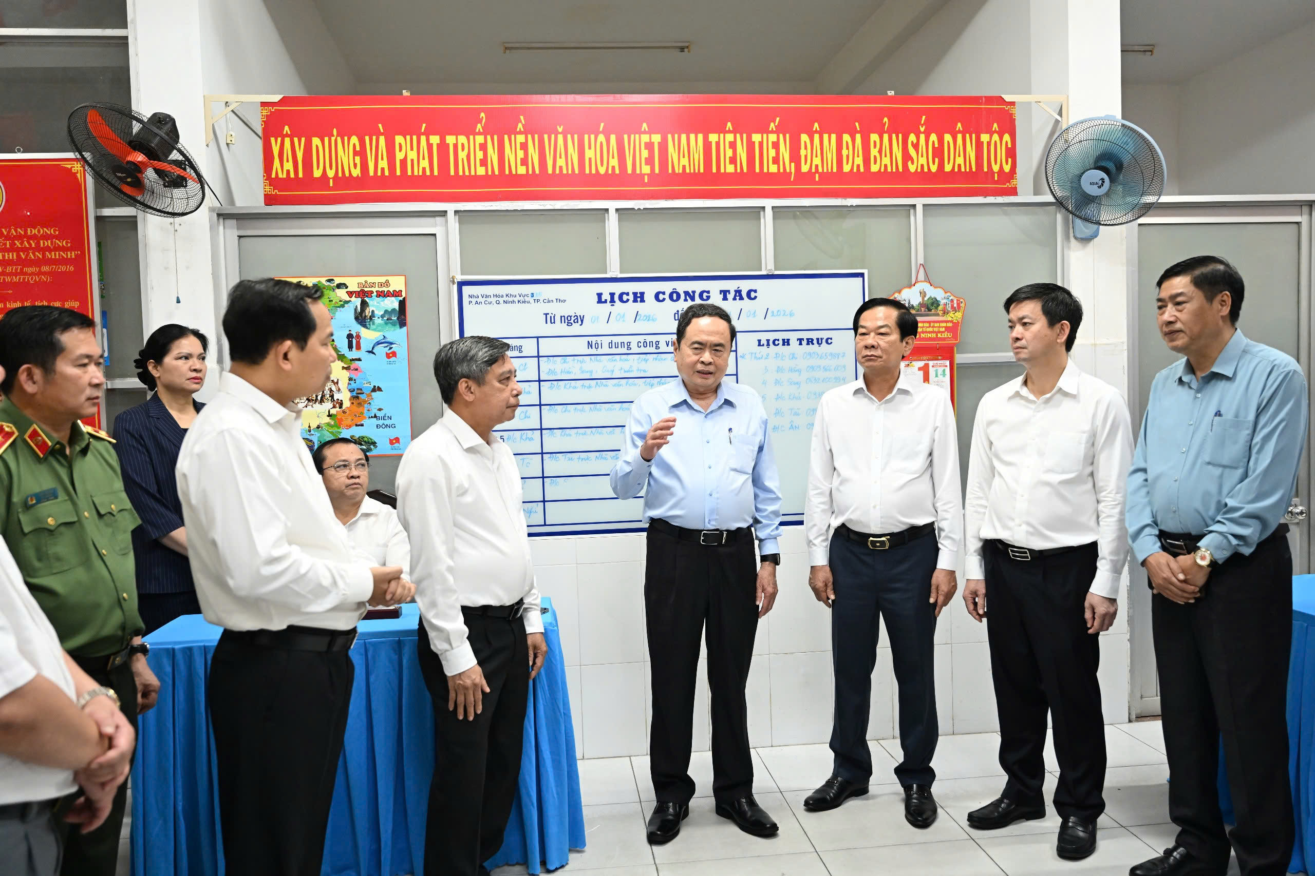 Chủ tịch Quốc hội kiểm tra công tác chuẩn bị bầu cử tại Cần Thơ