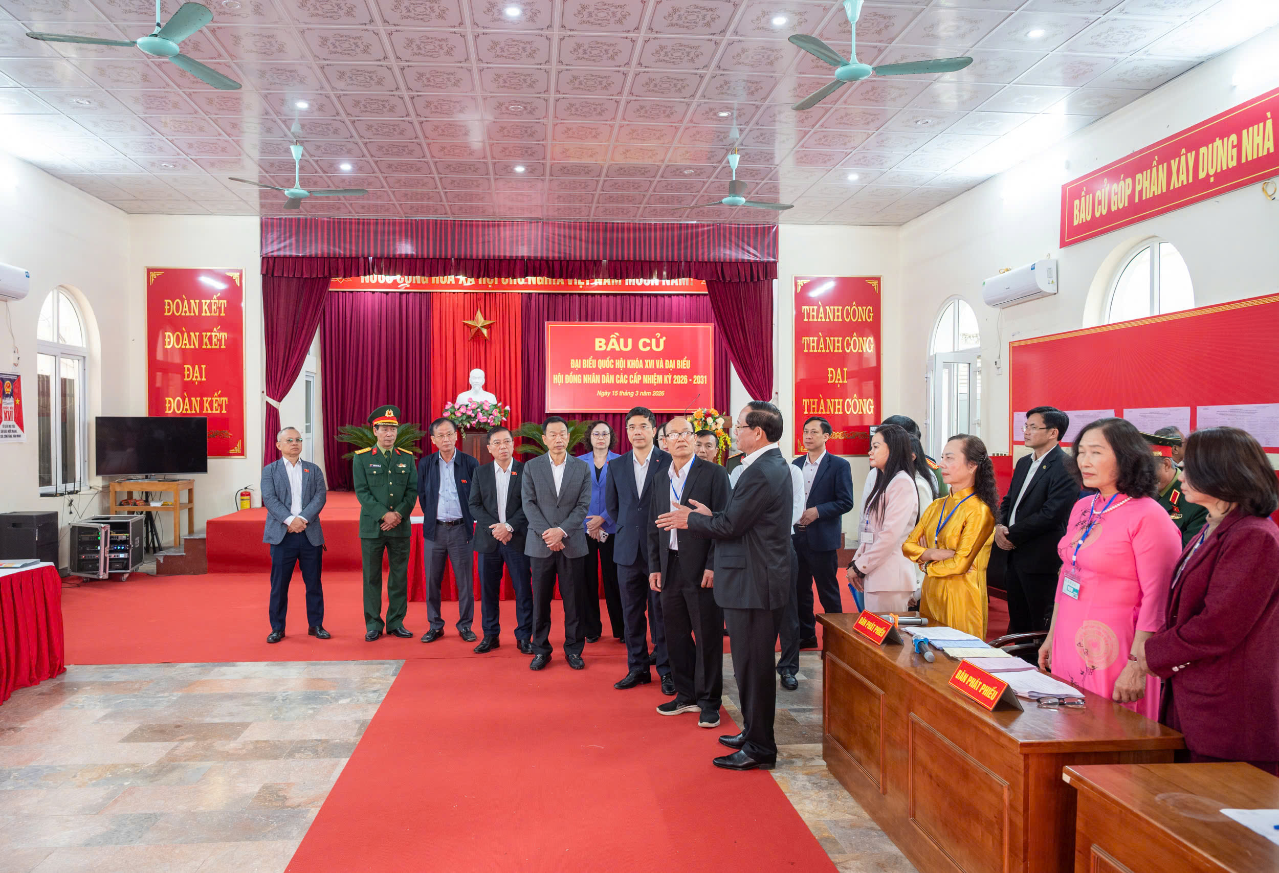 Phó Chủ tịch Quốc hội, Thượng tướng Trần Quang Phương kiểm tra công tác chuẩn bị bầu cử tại Khu vực bỏ phiếu tỉnh Thanh Hóa