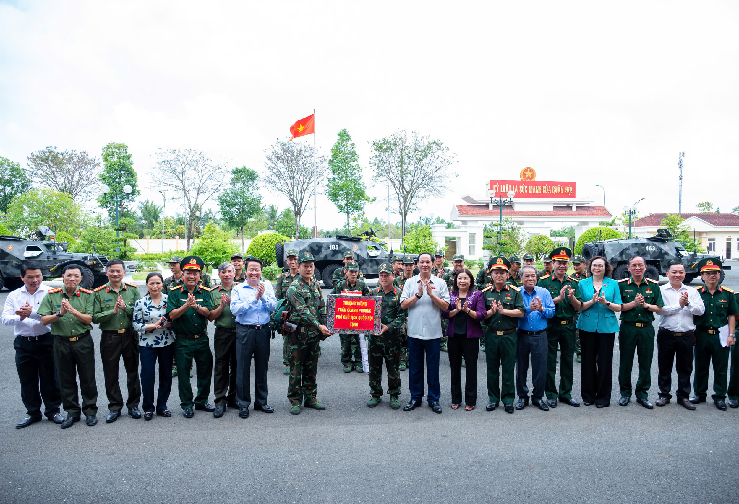Phó Chủ tịch Quốc hội, Thượng tướng Trần Quang Phương kiểm tra, giám sát tại Đại đội Trinh sát cơ giới 1, Bộ Chỉ huy quân sự TP. Cần Thơ