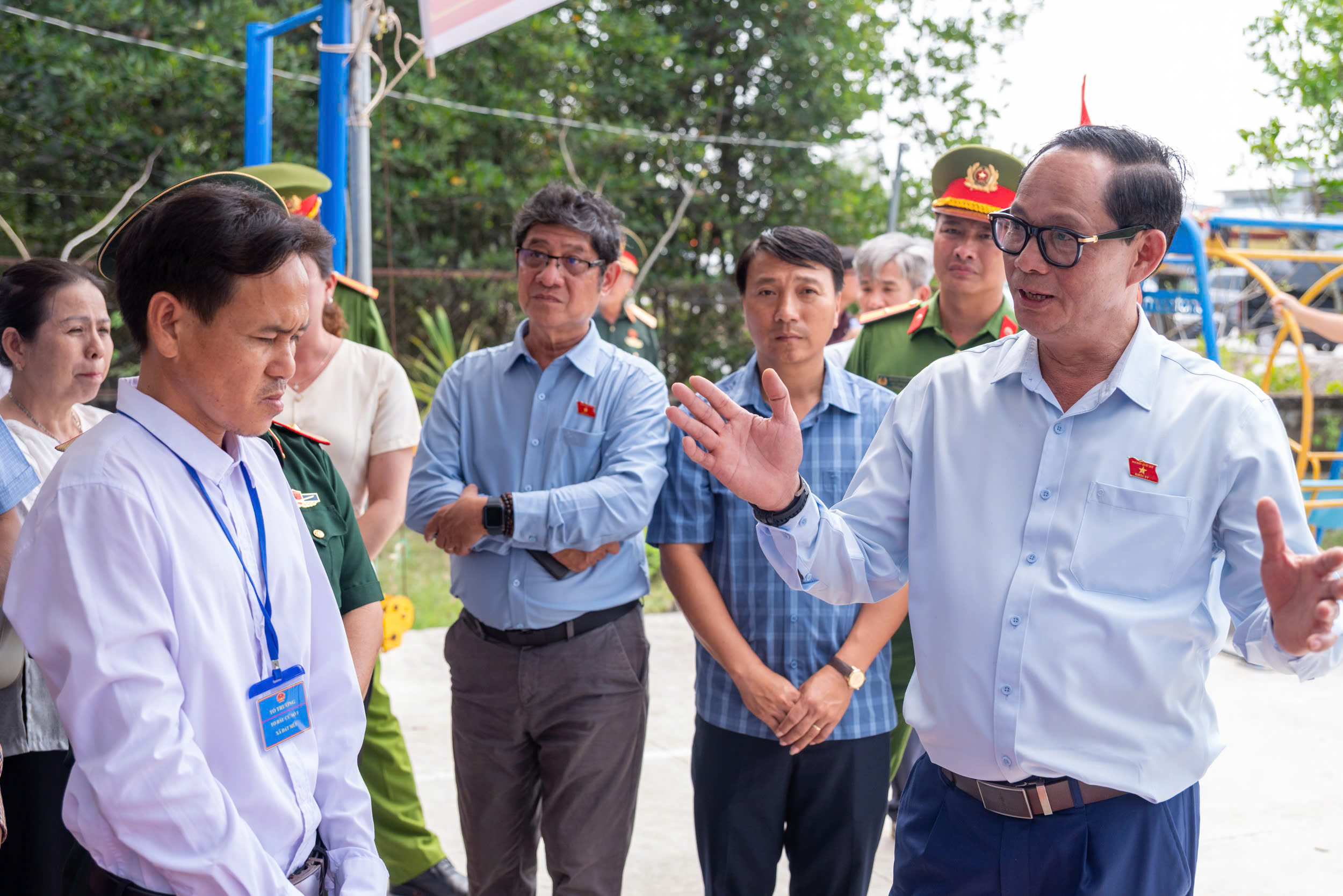 Phó Chủ tịch Quốc hội, Thượng tướng Trần Quang Phương kiểm tra, giám sát công tác bầu cử tại xã Đất Mũi, Cà Mau