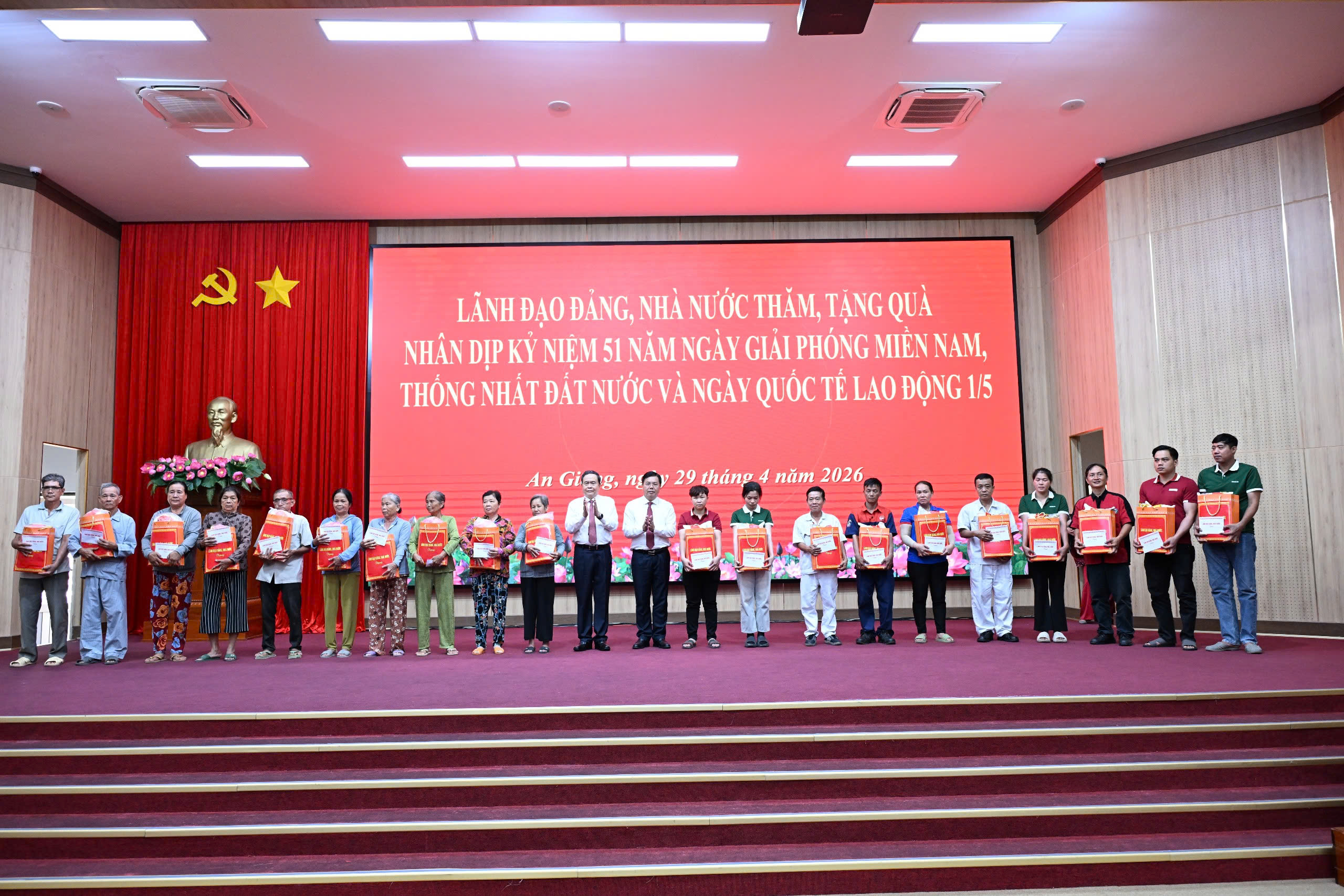 Chủ tịch Quốc hội tặng quà gia đình chính sách, công nhân, người lao động khó khăn trên địa bàn tỉnh An Giang