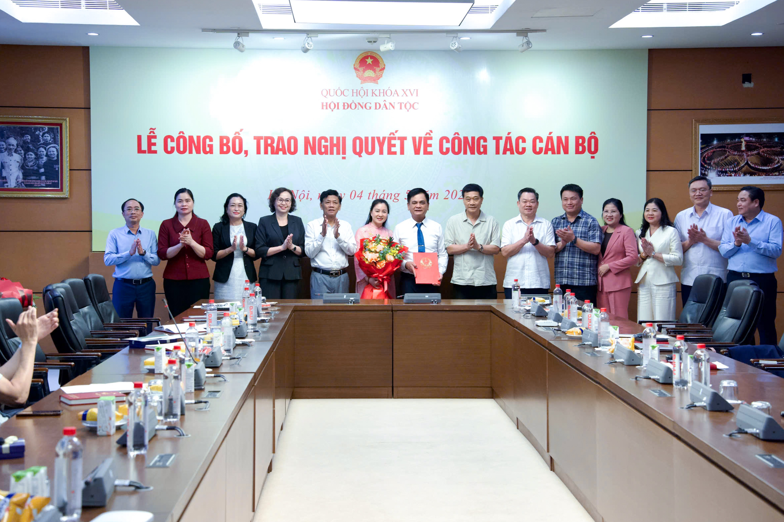 Hội đồng Dân tộc trao Nghị quyết nghỉ hưu đối với Phó Chủ tịch HĐDT Nguyễn Lâm Thành