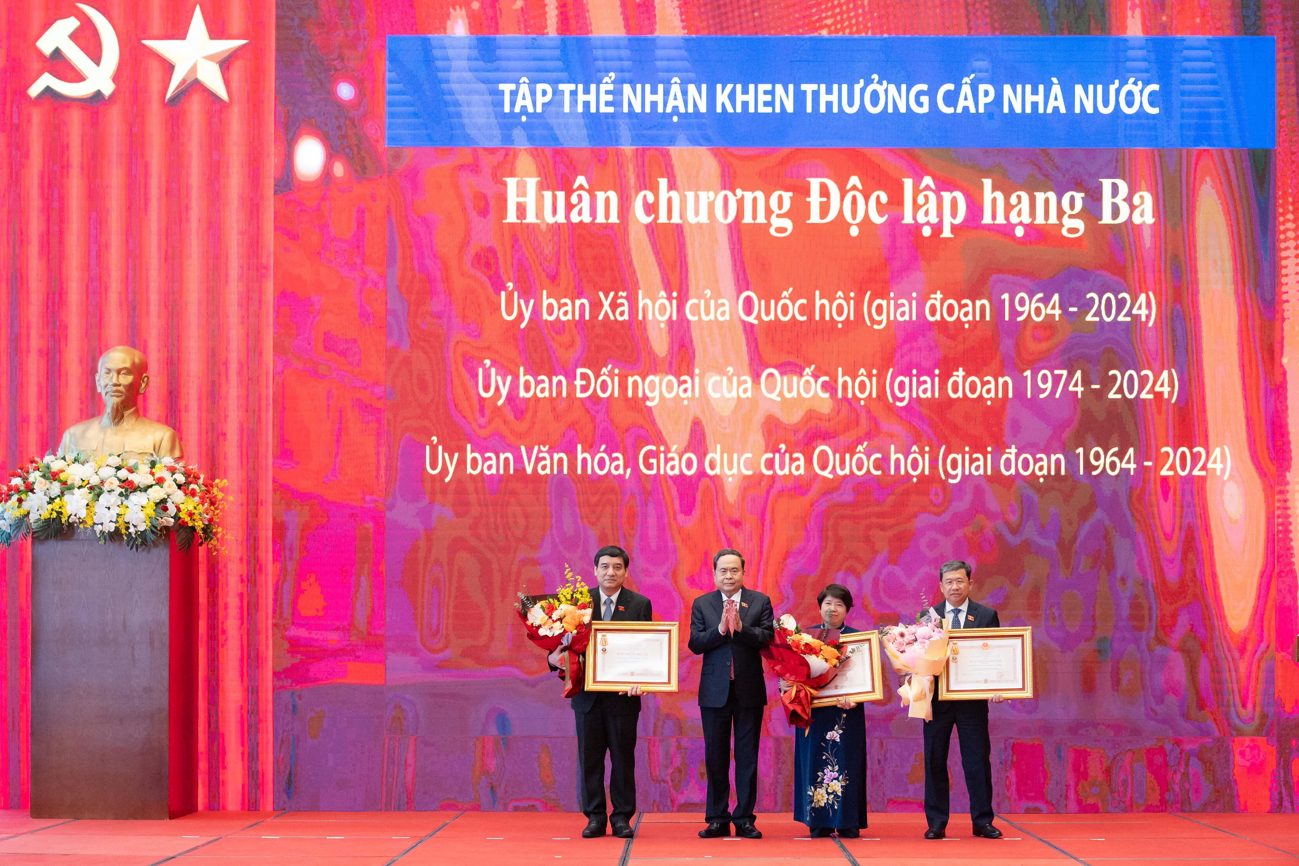 Chủ tịch Quốc hội trao khen thưởng, phát động phong trào thi đua năm 2026 và nhiệm kỳ 2026-2031