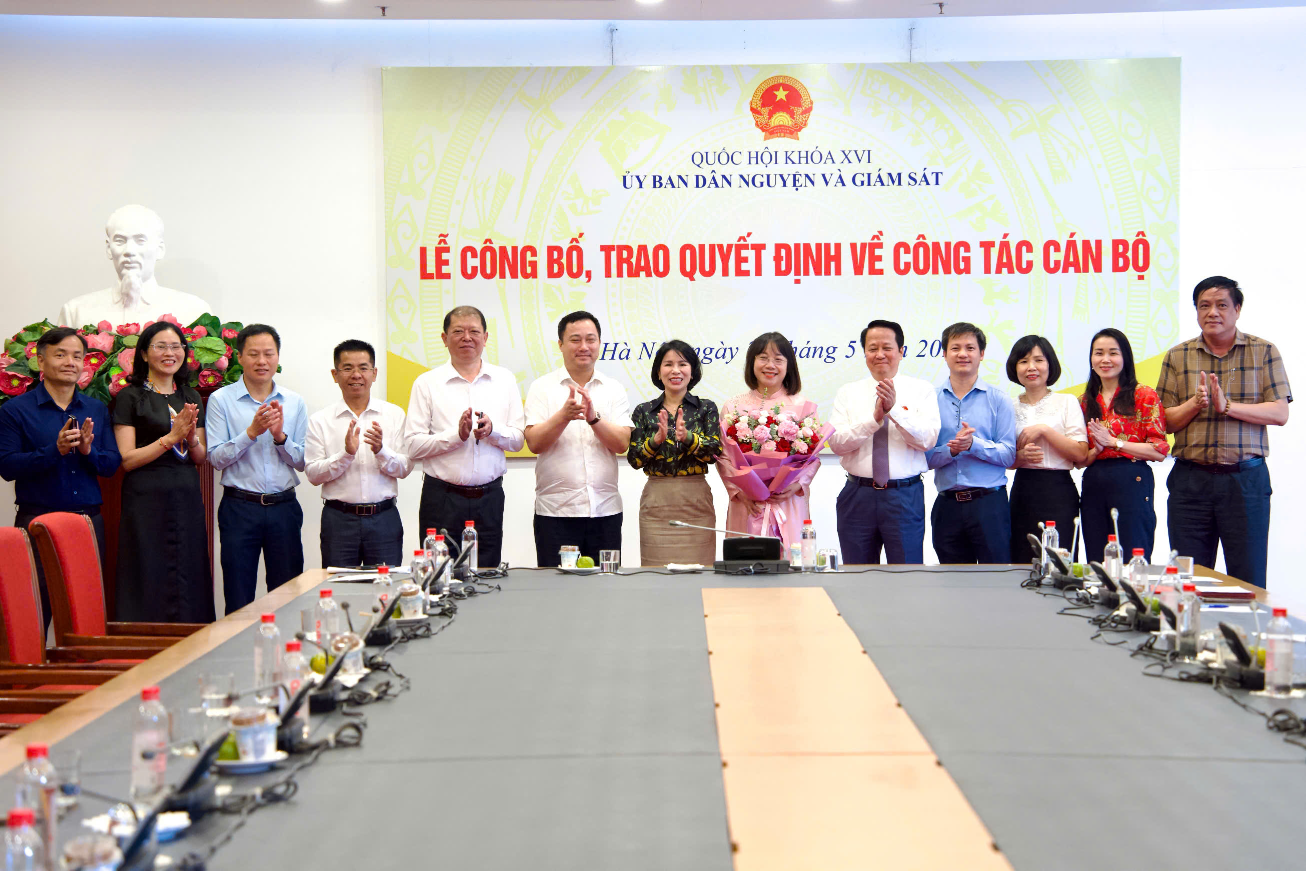 Ủy ban Dân nguyện và Giám sát trao quyết định về công tác cán bộ
