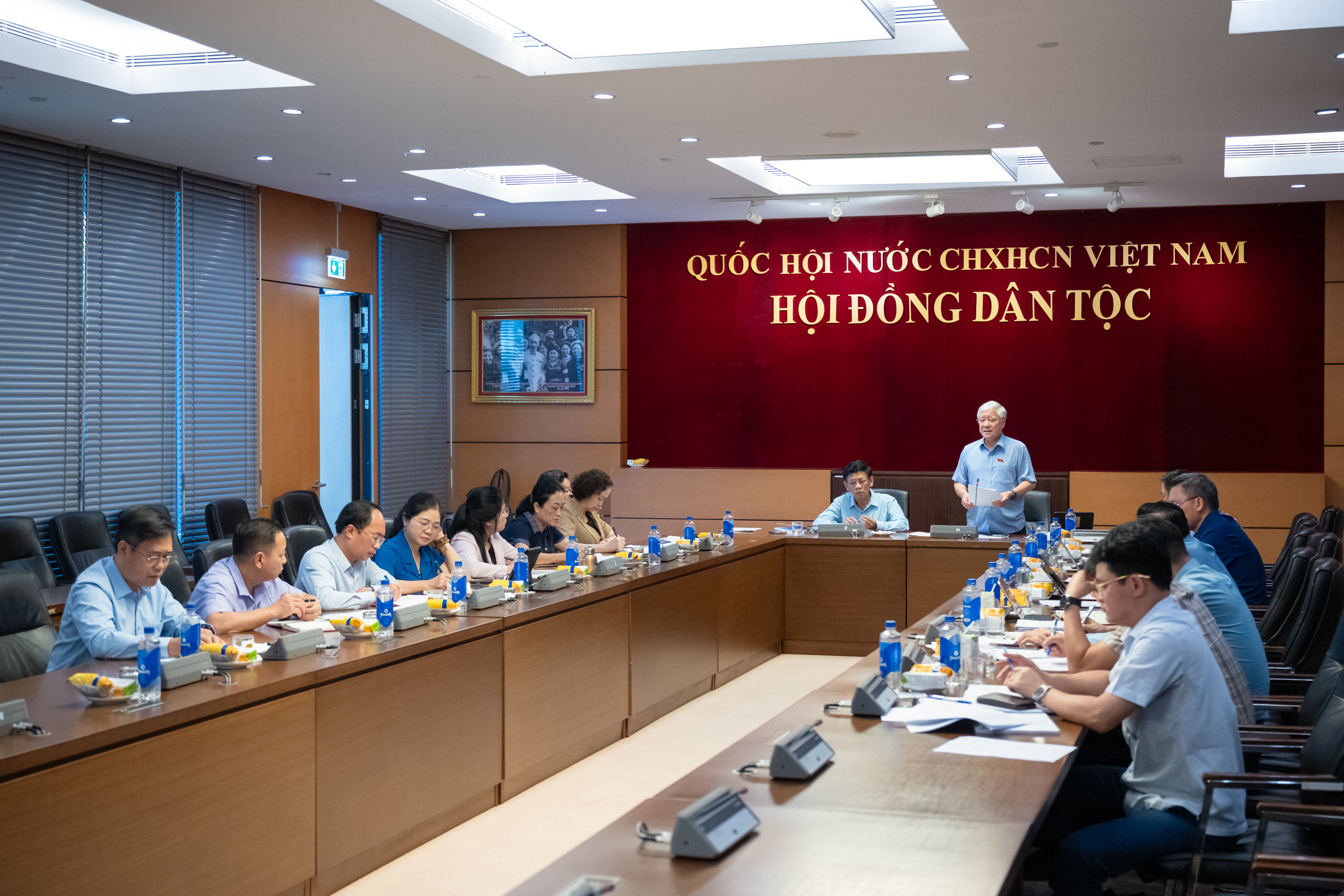 Phó Chủ tịch Thường trực Quốc hội Đỗ Văn Chiến dự phiên họp của Hội đồng Dân tộc