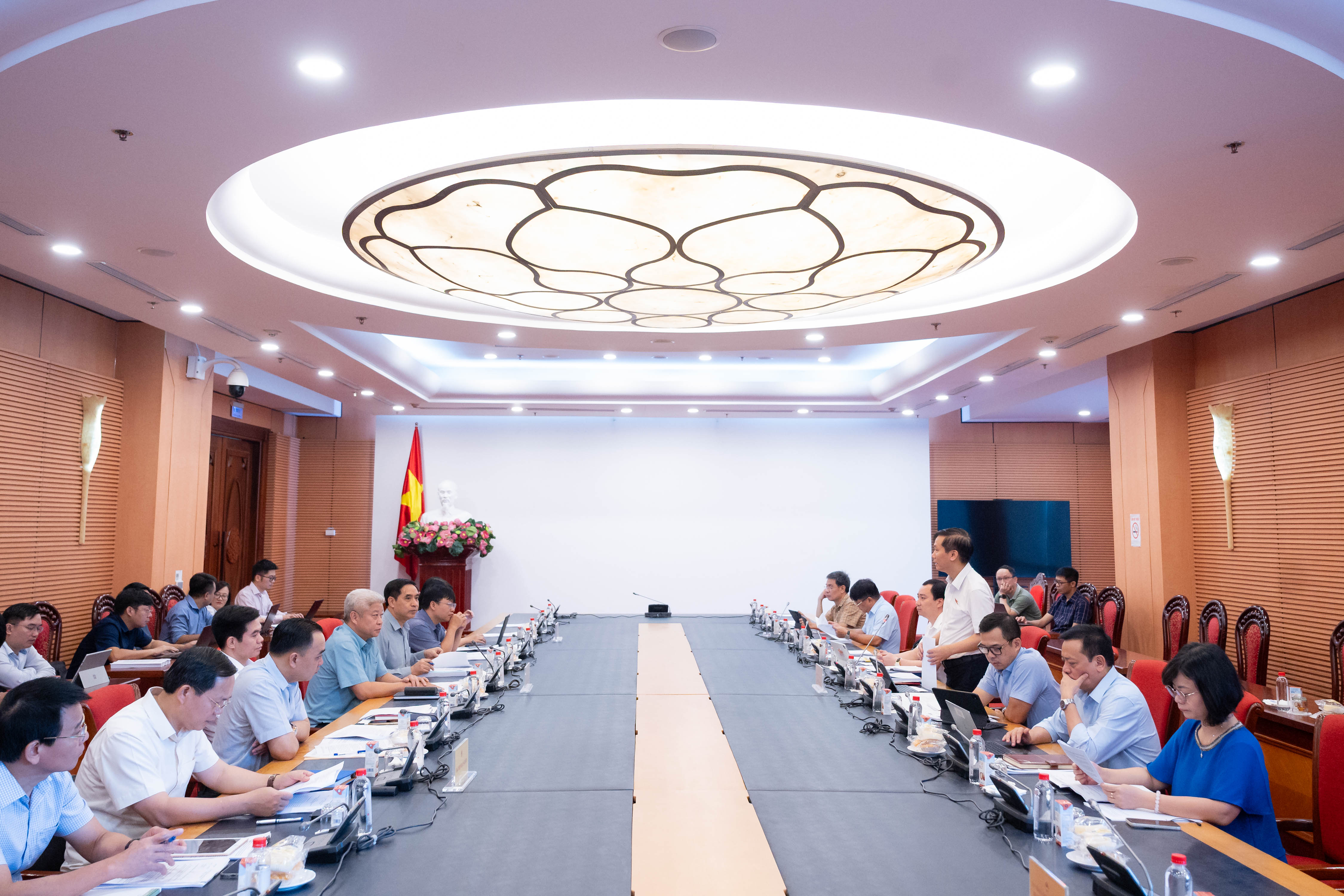 Hoàn thiện chính sách an sinh xã hội và an toàn lao động đáp ứng yêu cầu phát triển đất nước trong giai đoạn mới