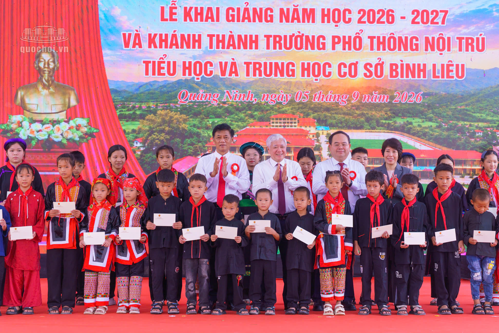 Phó Chủ tịch Thường trực Quốc hội Đỗ Văn Chiến dự Lễ khai giảng và khánh thành Trường Phổ thông nội trú Tiểu học và THCS Bình Liêu